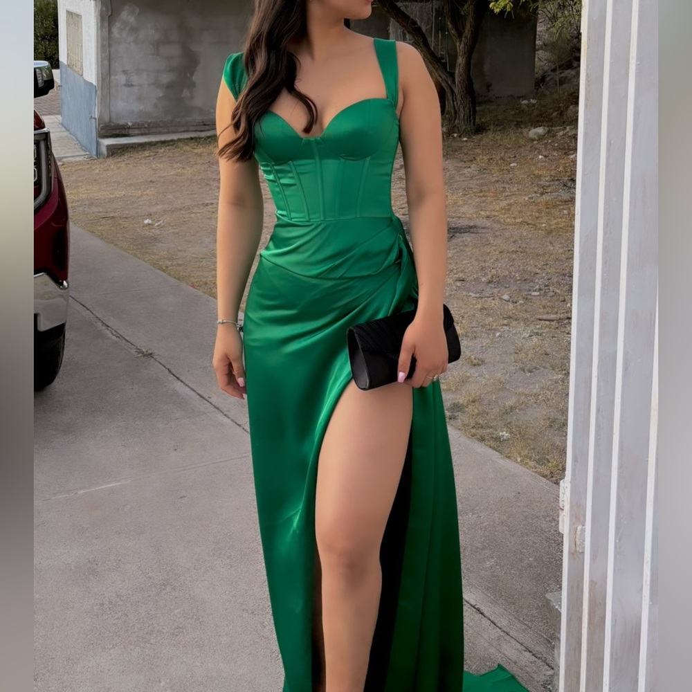 Stunning Emerald Green Prom Dress